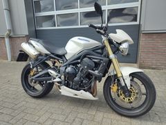 TRIUMPH STREET TRIPLE 675