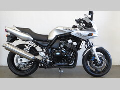 YAMAHA FZS 600 FAZER