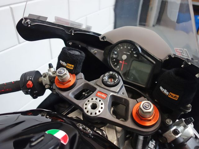 aprilia - rsv-1000-r