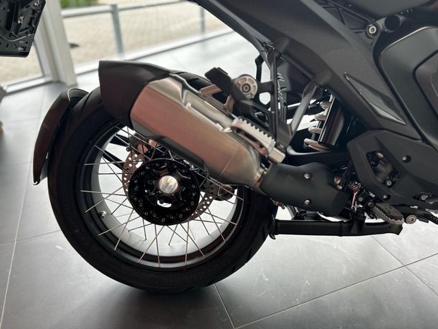 bmw - r-1300-gs-triple-black