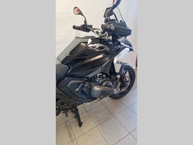 bmw - r-1300-gs-triple-black