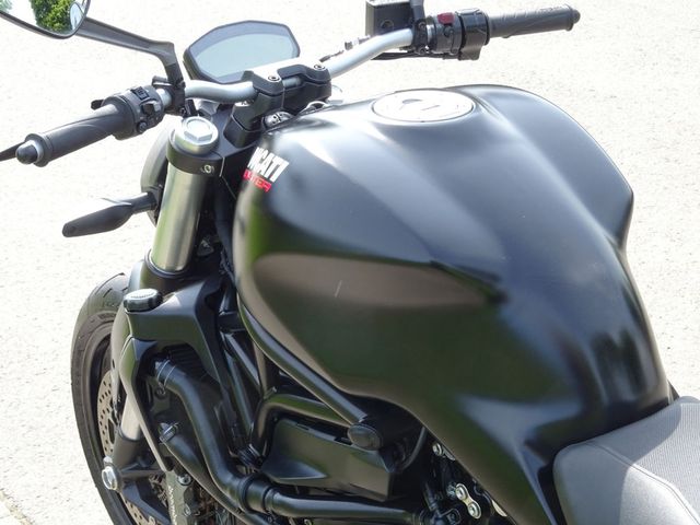 ducati - monster-821-dark