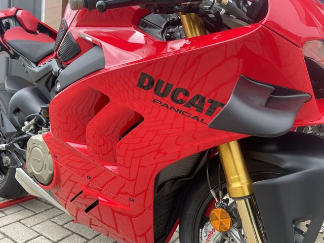 ducati - panigale-v4-s