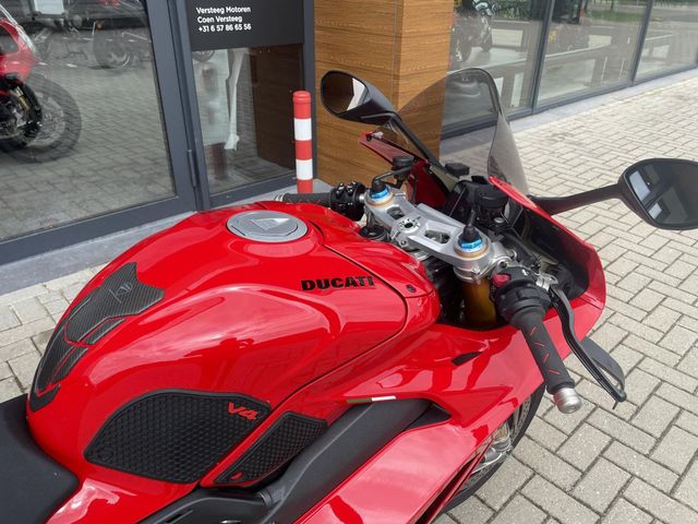ducati - panigale-v4-s