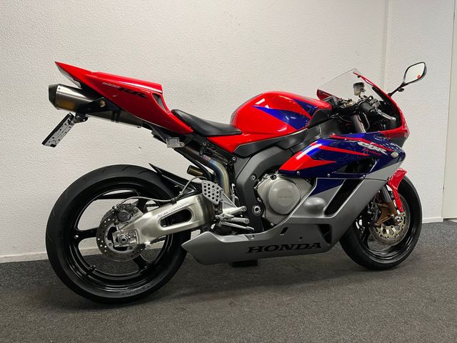 honda - cbr-1000-rr-fireblade