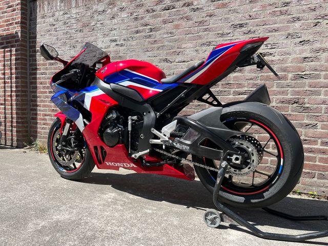 honda - cbr-1000-rr-r-fireblade
