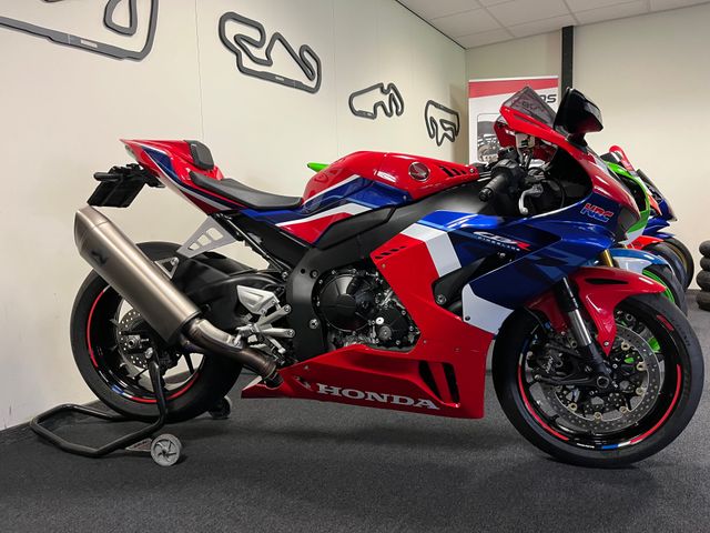 honda - cbr-1000-rr-r-fireblade