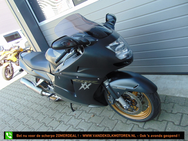 honda - cbr-1100--xx-super-blackbird