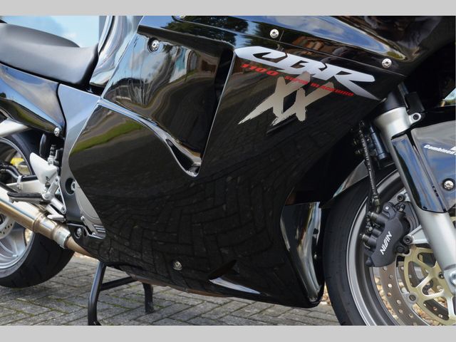 honda - cbr-1100--xx-super-blackbird