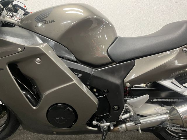 honda - cbr-1100--xx-super-blackbird