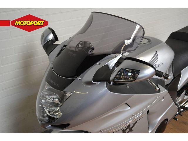 honda - cbr-1100--xx-super-blackbird