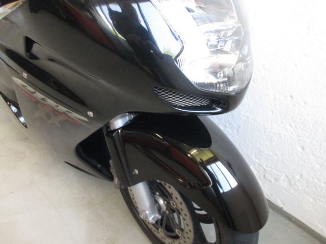 honda - cbr-1100--xx-super-blackbird