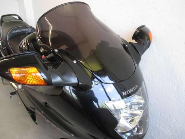honda - cbr-1100--xx-super-blackbird
