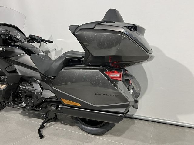 honda - gl-1800-goldwing-tour