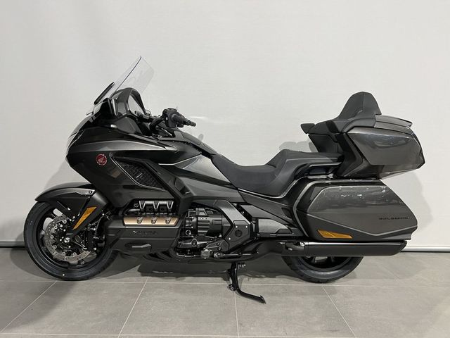 honda - gl-1800-goldwing-tour