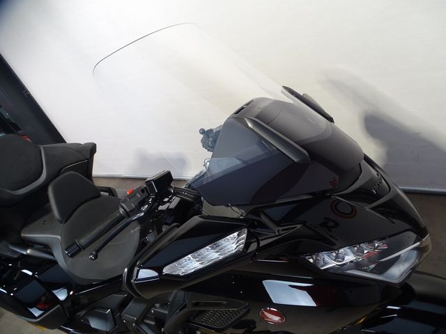 honda - gl-1800-goldwing-tour