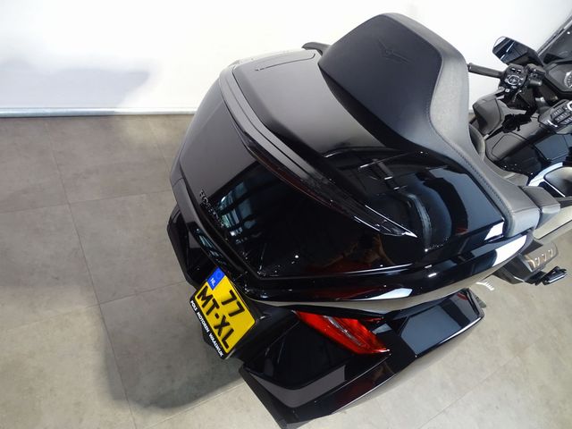 honda - gl-1800-goldwing-tour