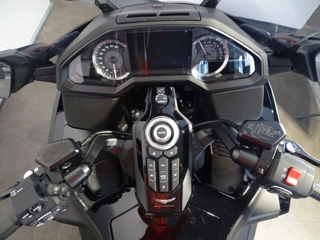 honda - gl-1800-goldwing-tour
