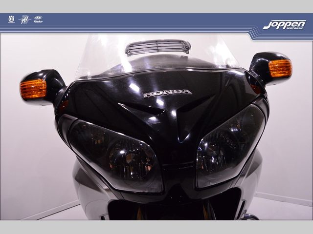 honda - gl-1800-goldwing-touring-deluxe