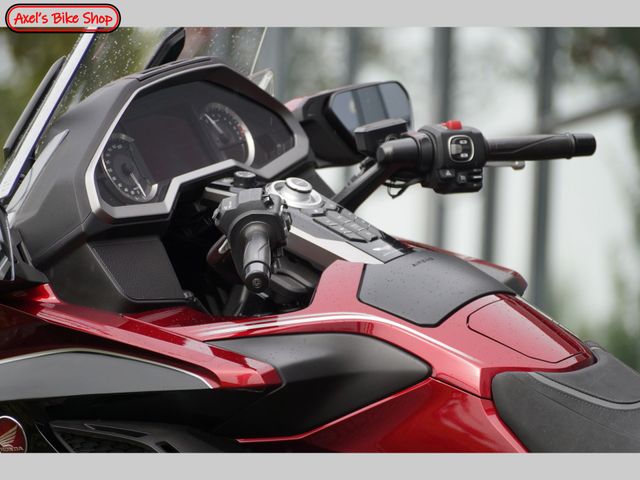 honda - gl-1800-goldwing-touring-deluxe