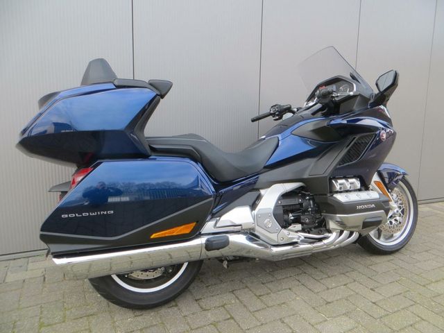 honda - gl-1800-goldwing-touring-deluxe