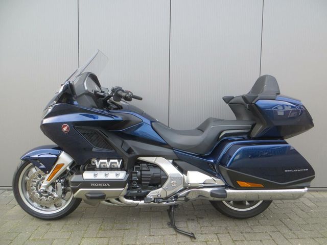 honda - gl-1800-goldwing-touring-deluxe