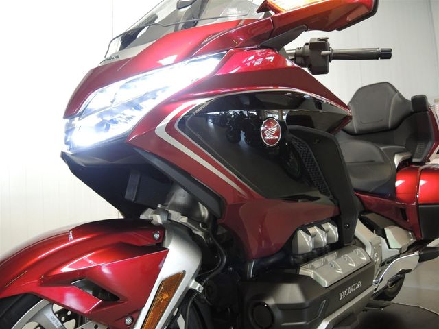 honda - gl-1800-goldwing-touring-deluxe