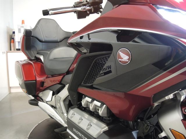 honda - gl-1800-goldwing-touring-deluxe