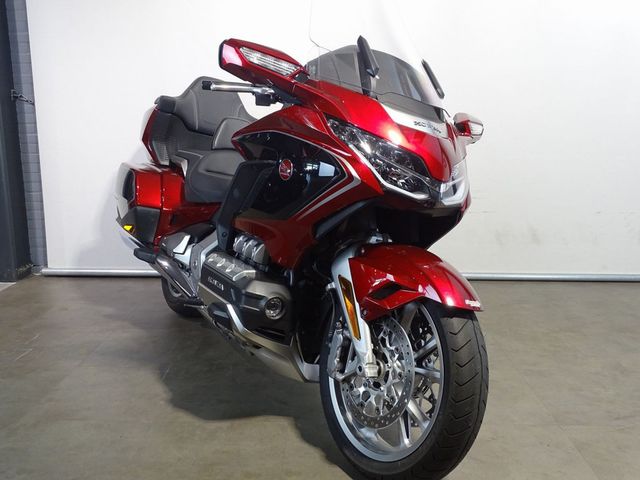 honda - gl-1800-goldwing-touring-deluxe