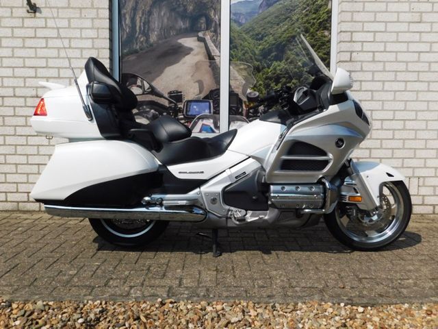 honda - gl-1800-goldwing-touring-deluxe