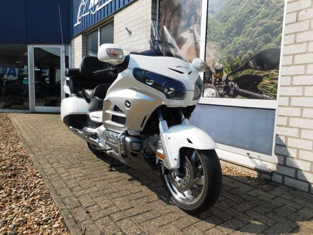 honda - gl-1800-goldwing-touring-deluxe