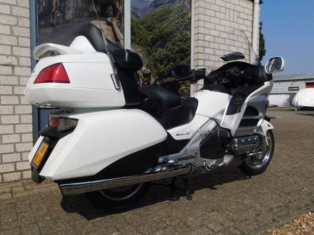 honda - gl-1800-goldwing-touring-deluxe