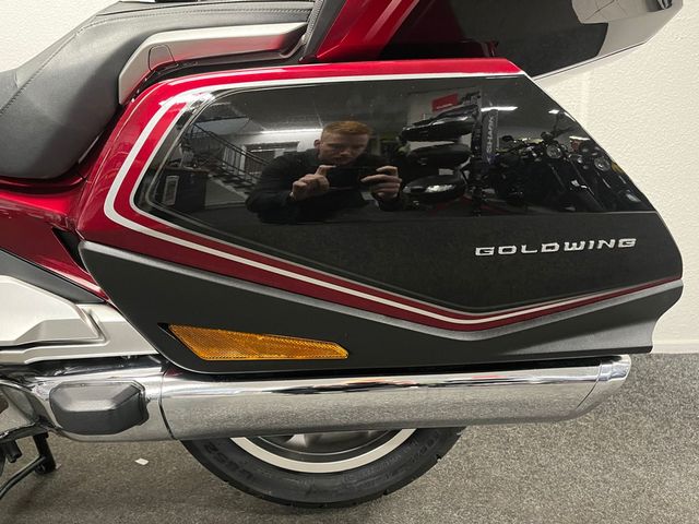 honda - gl-1800-goldwing-touring-deluxe