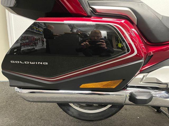 honda - gl-1800-goldwing-touring-deluxe