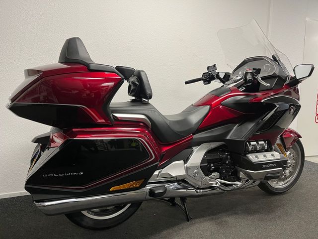 honda - gl-1800-goldwing-touring-deluxe