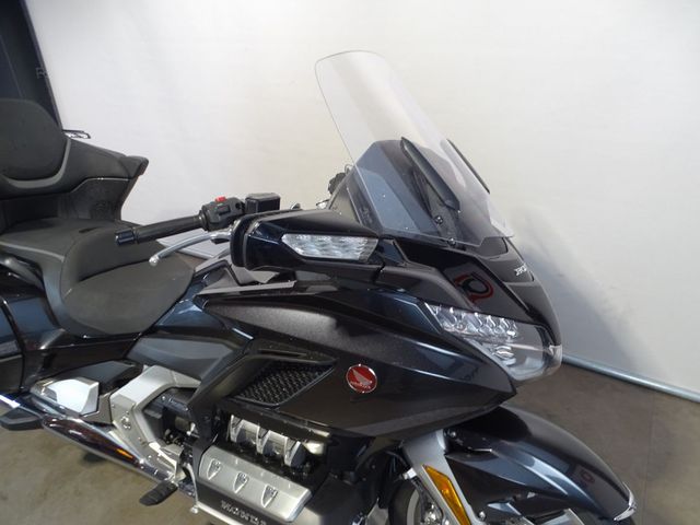 honda - gl-1800-goldwing-touring-deluxe