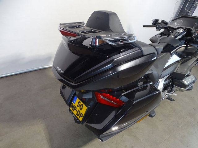 honda - gl-1800-goldwing-touring-deluxe