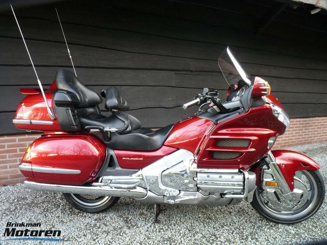 honda - gl-1800-goldwing-touring-deluxe