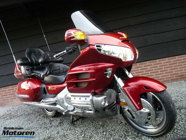 honda - gl-1800-goldwing-touring-deluxe