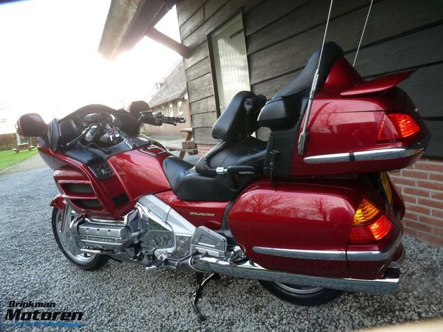 honda - gl-1800-goldwing-touring-deluxe