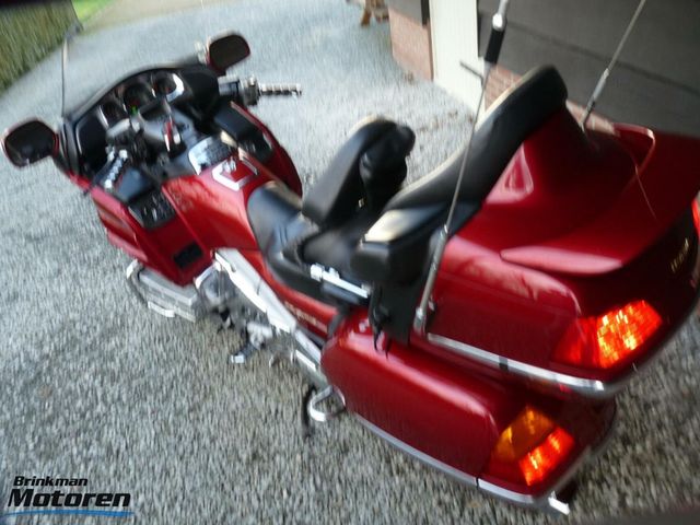 honda - gl-1800-goldwing-touring-deluxe