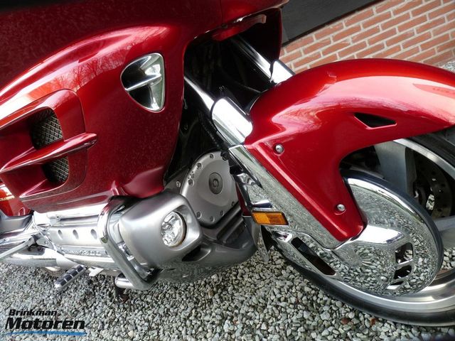 honda - gl-1800-goldwing-touring-deluxe