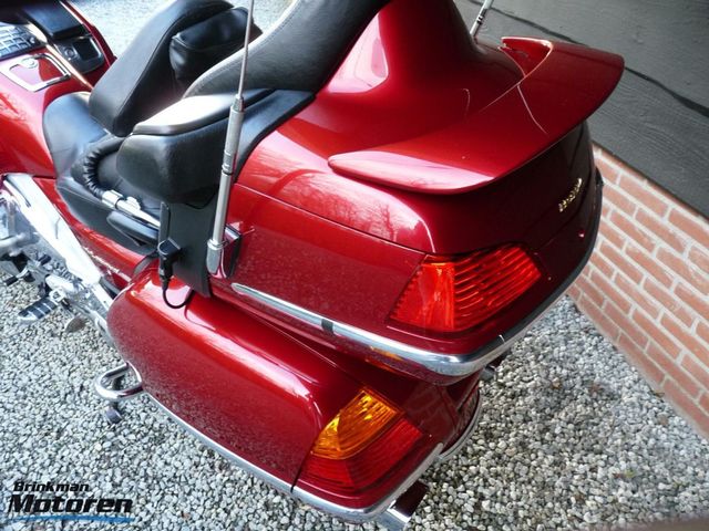 honda - gl-1800-goldwing-touring-deluxe