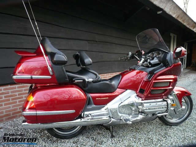 honda - gl-1800-goldwing-touring-deluxe