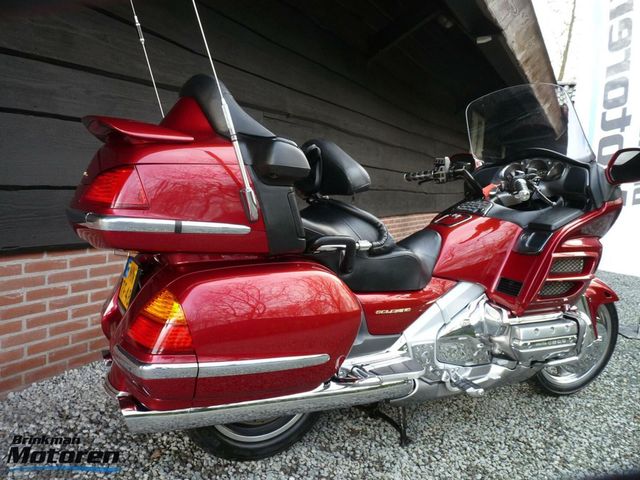 honda - gl-1800-goldwing-touring-deluxe