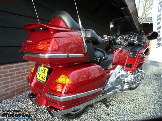 honda - gl-1800-goldwing-touring-deluxe