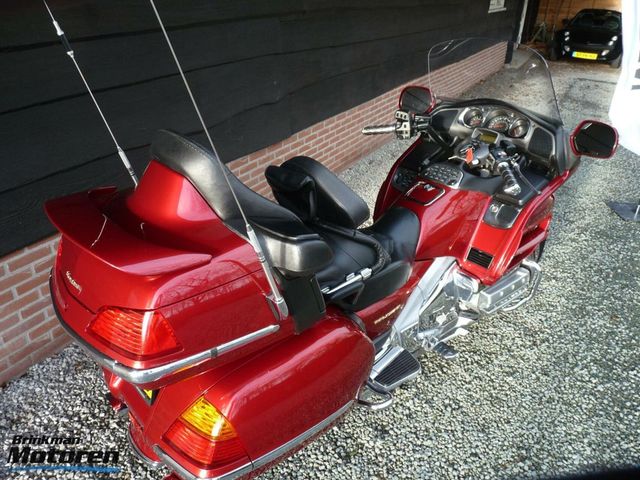 honda - gl-1800-goldwing-touring-deluxe