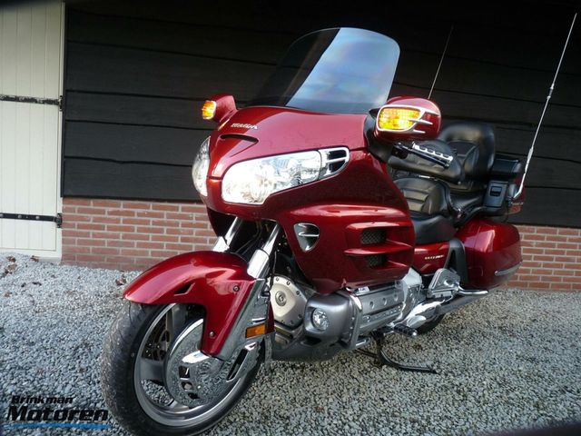 honda - gl-1800-goldwing-touring-deluxe