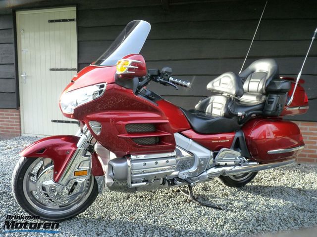 honda - gl-1800-goldwing-touring-deluxe