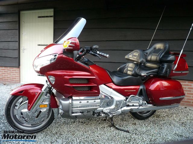 honda - gl-1800-goldwing-touring-deluxe